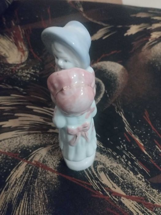 стара порцеланова фигура момиче  целува момче