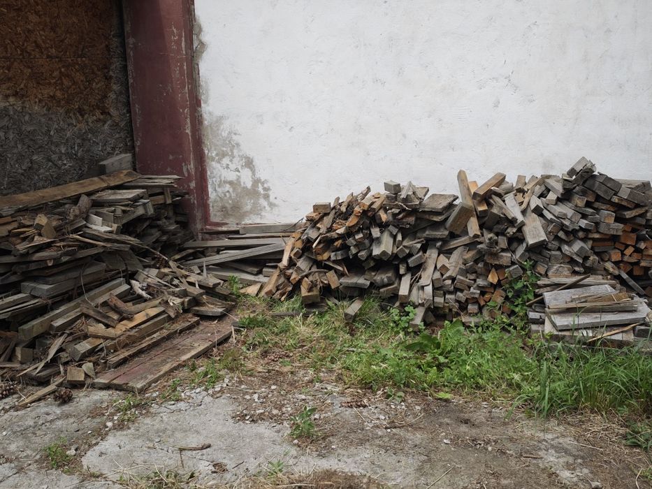 Доски из дерева необрезанные