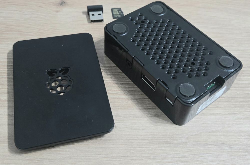 Raspberry Pi 2 v1.1 + Carcasa + Card Memorie + Usb stick