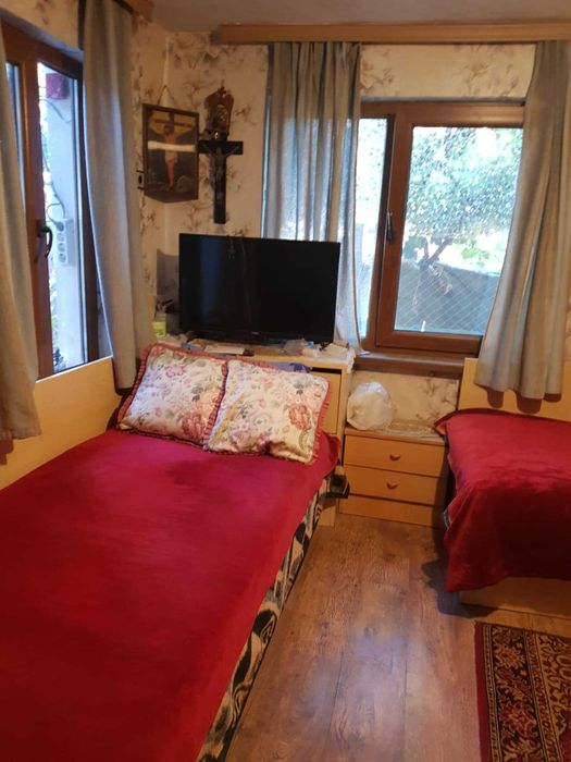 Продавам селска къща с чудесно място за грижи за животни и реколта.