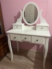 Бяла тоалетка с огледало и чекмеджета – много добро състояние