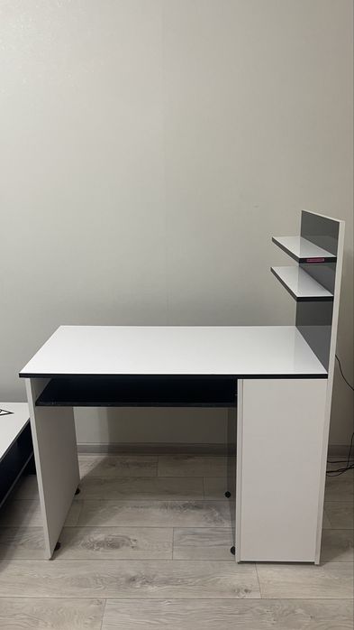 Стол из акрила новый