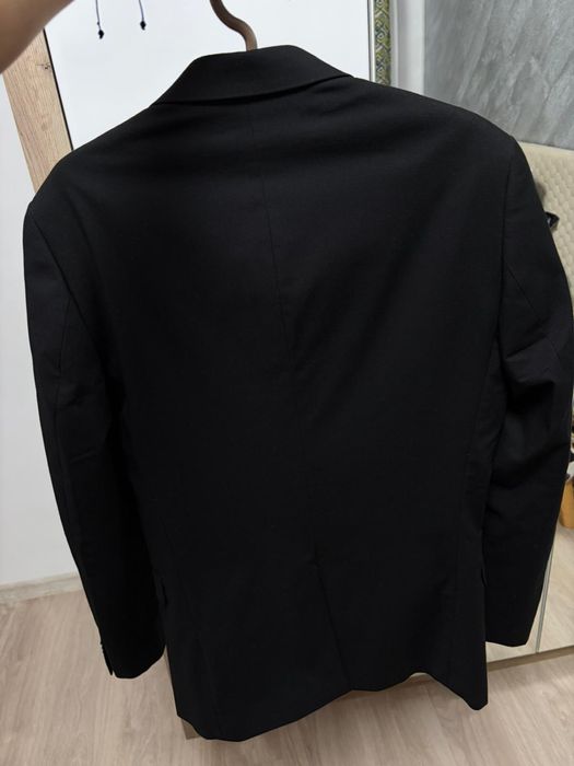 Vand costum negru barbat marimea EUR 30