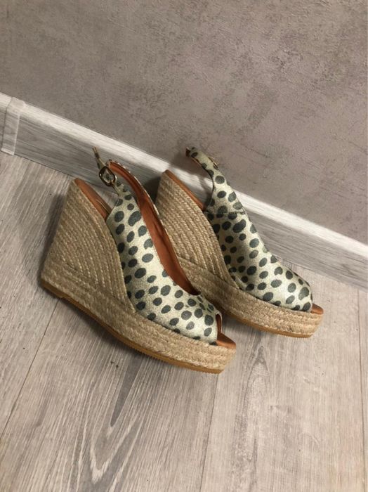 Летние босоножки ( танкетки)