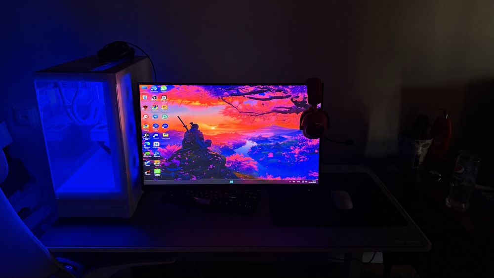 computer set up white tayyor