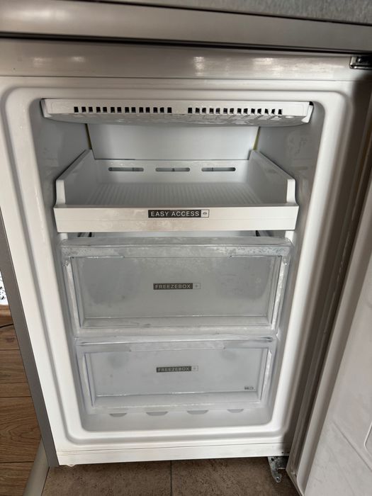 Хладилник с фризер Whirpool, клас Е, 335л Total no frost