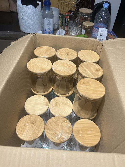 Стъклен буркан с дървена капачка