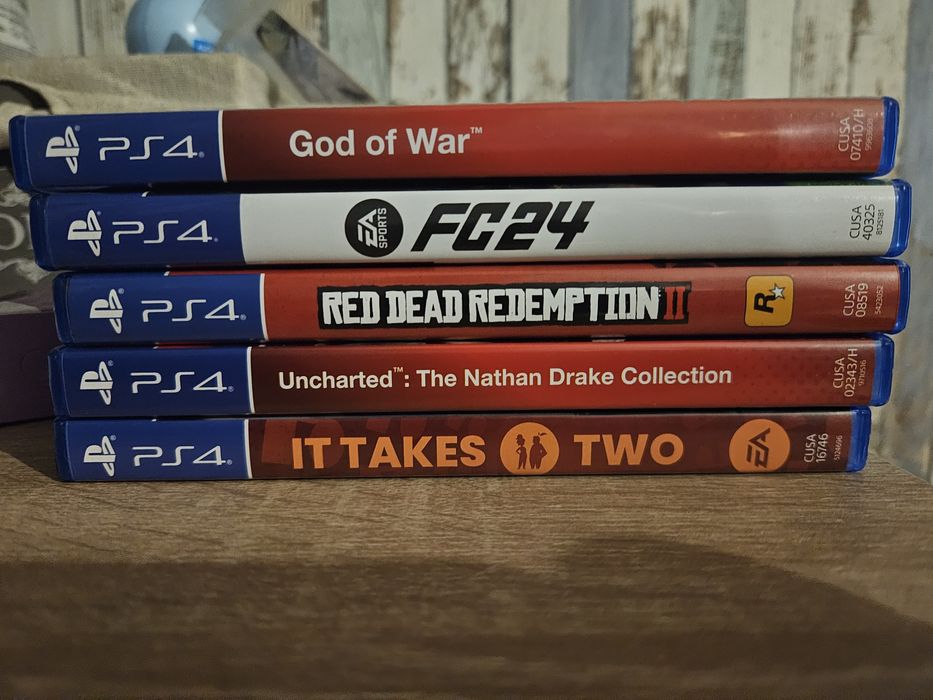 PS4 Slim 500GB, 2 dualshock controllers, 5 games