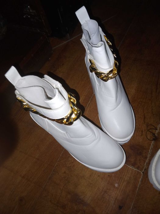 Нови стилни обувки