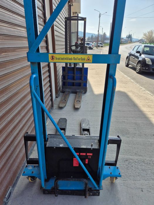 високоповдигач стакер