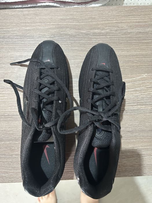 дамският модел маратонки Nike W Shox Z в разцветка „Black / University Red“