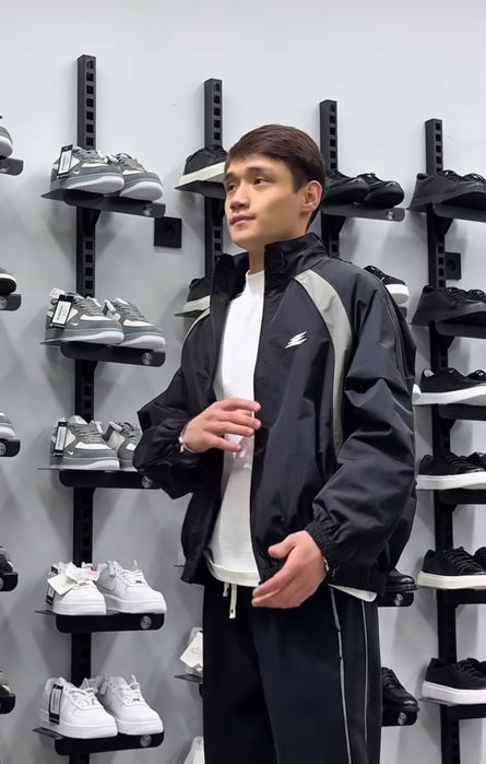 Продам черную адидас ветровку