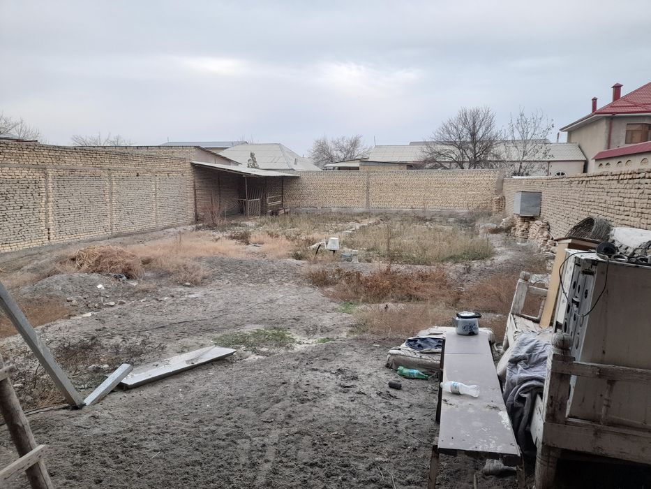 Qurilishi tugallanmagan hovli