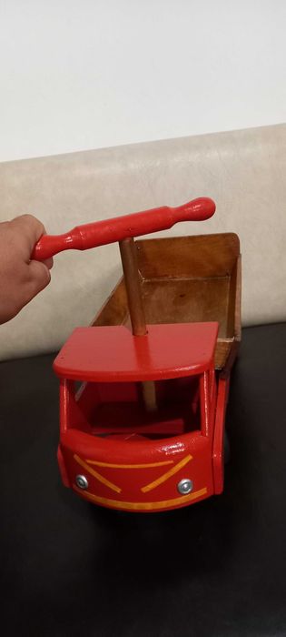 Mașinuță veche din lemn