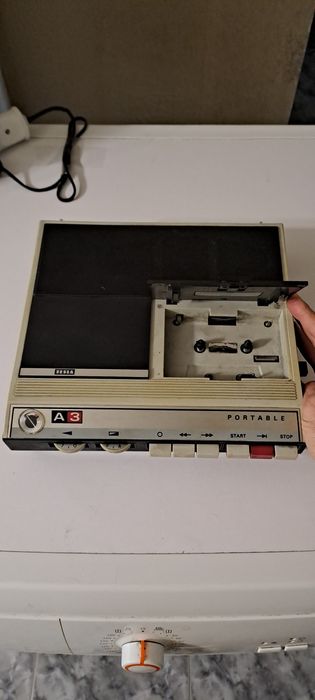 Еднокасетъчен касетофон Tesla