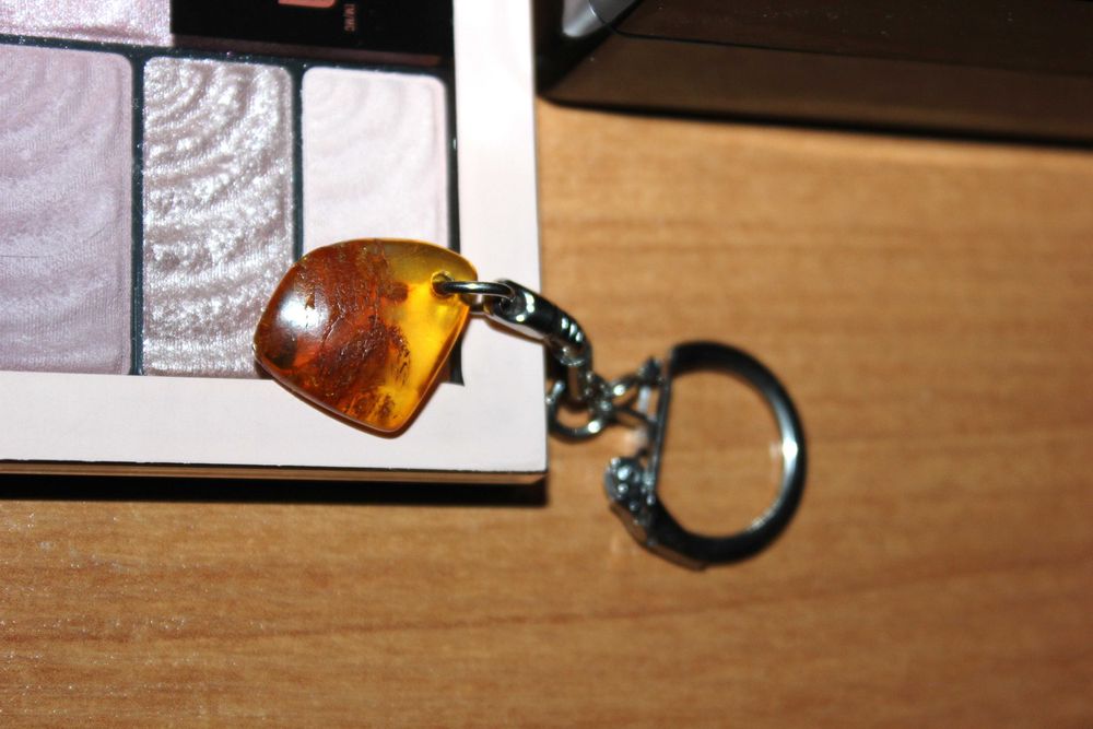 Брелок с янтарём