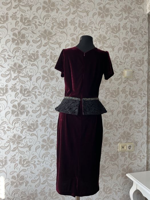 Rochie eleganta din catifea bugundi. Potrivita pentru evenimete dau cr