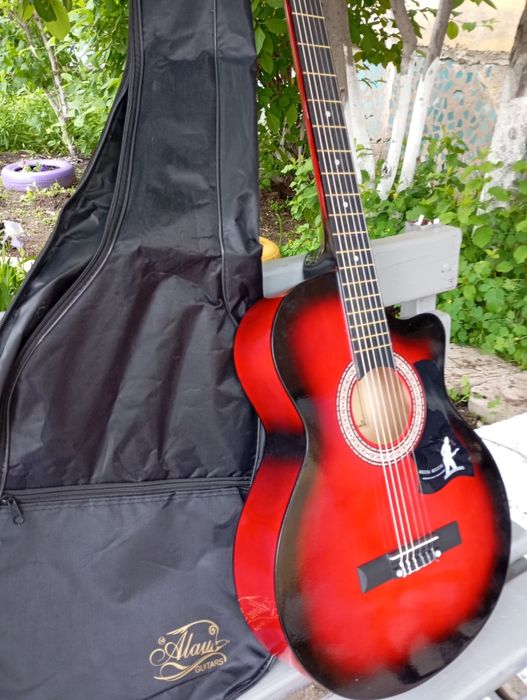 Гитара белая с чехлом