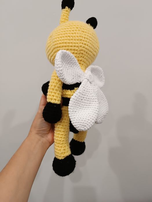Ръчно плетена пчеличка