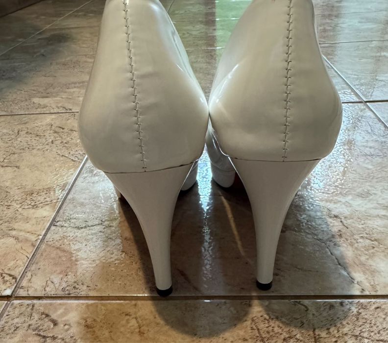 Чисто нови бели токчета