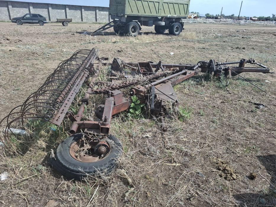 Трактор с граблями