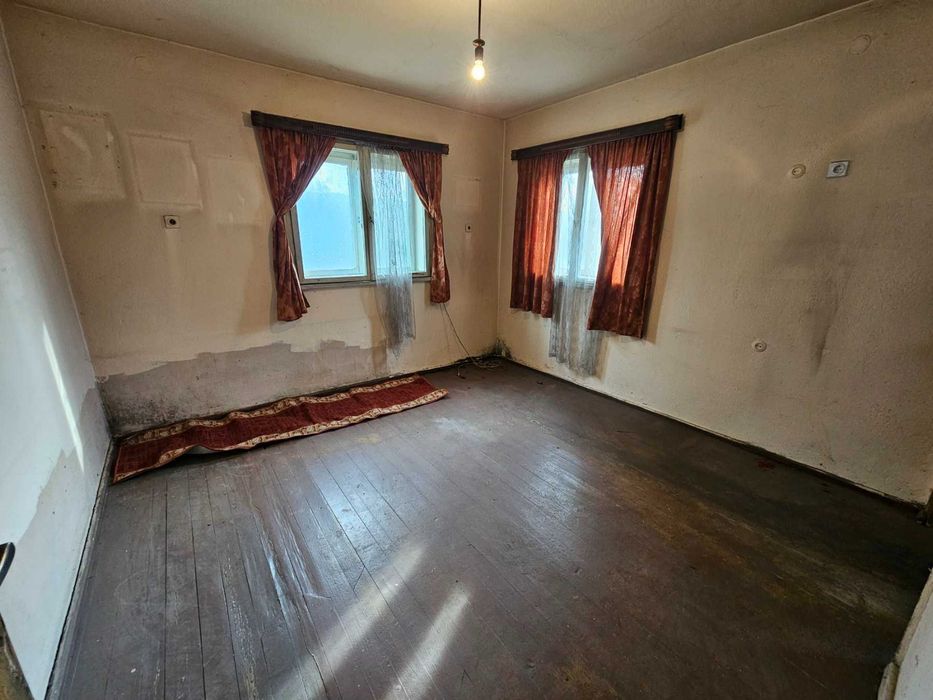 3-етажна къща с двор и гараж в идеален център на Велинград