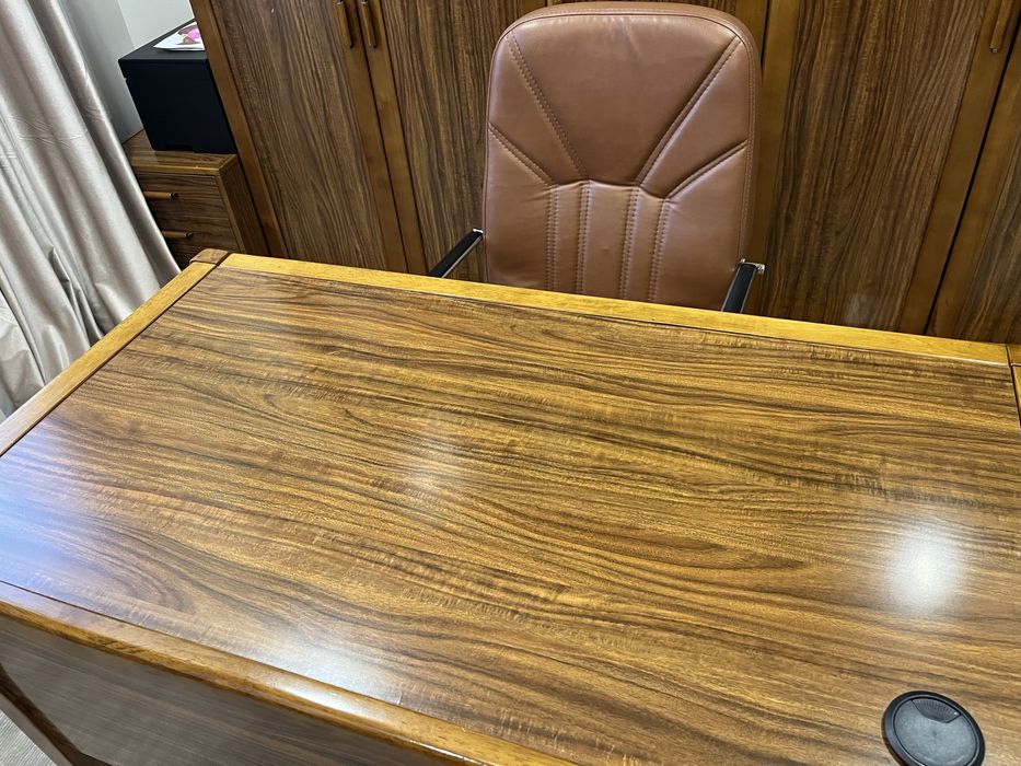 Стол со стульчиком в комплекте очень хороший из дерева