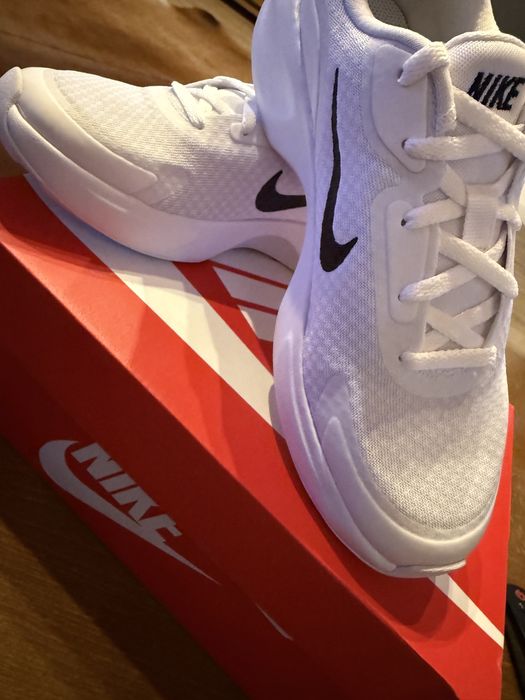Vand adidasi nike