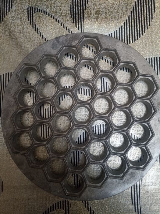 Пельменница металлическая.