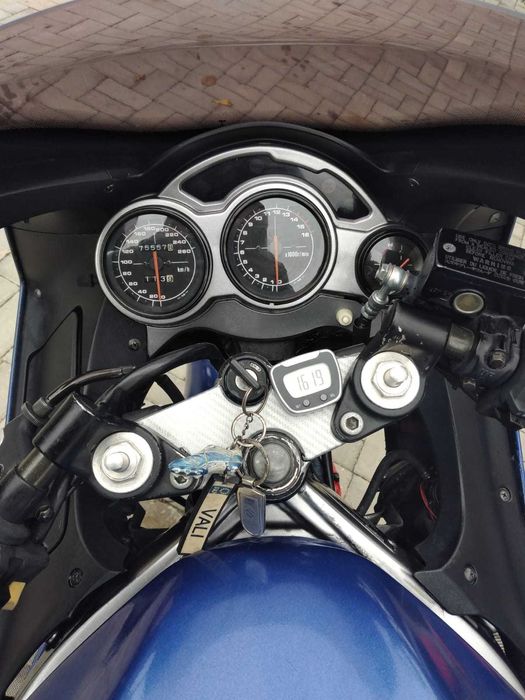 Motocicleta Suzuki RF 600 R