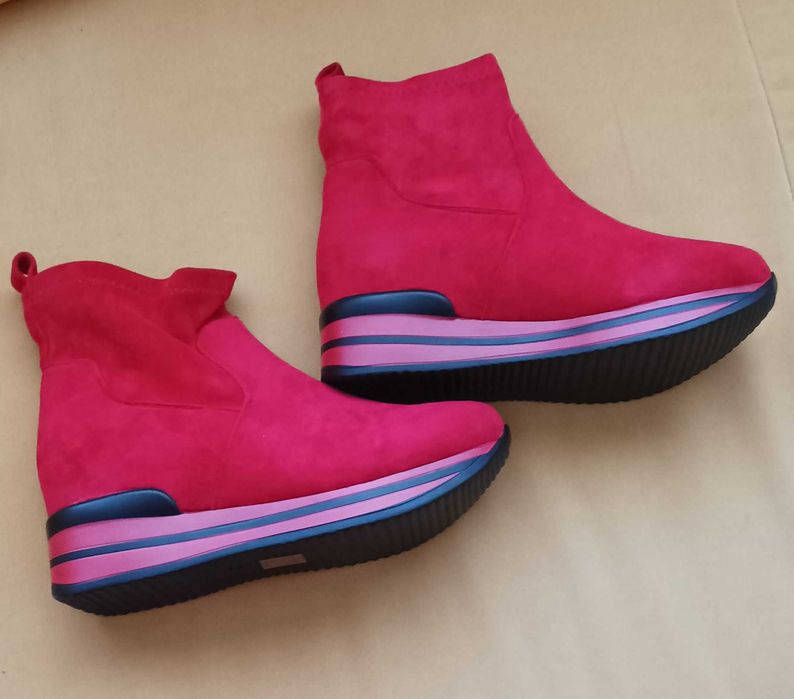 Красиви дамски боти на платформа 38-ми номер. Чисто нови.