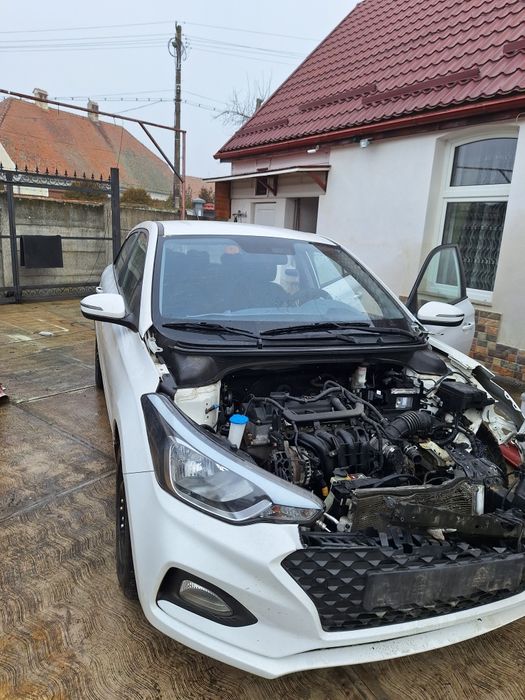 Vand Hyundai i20 din 2018, avariat.