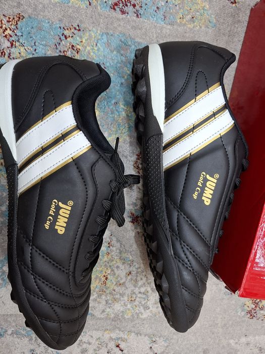 Футболни обувки стоножки