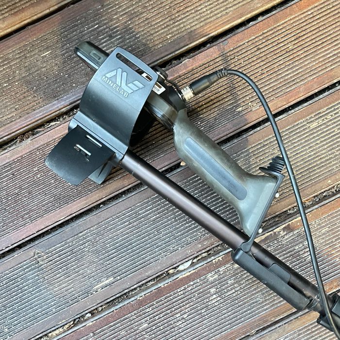 Металотърсач Minelab Equinox 800 със сонда 11", слушалки и документ