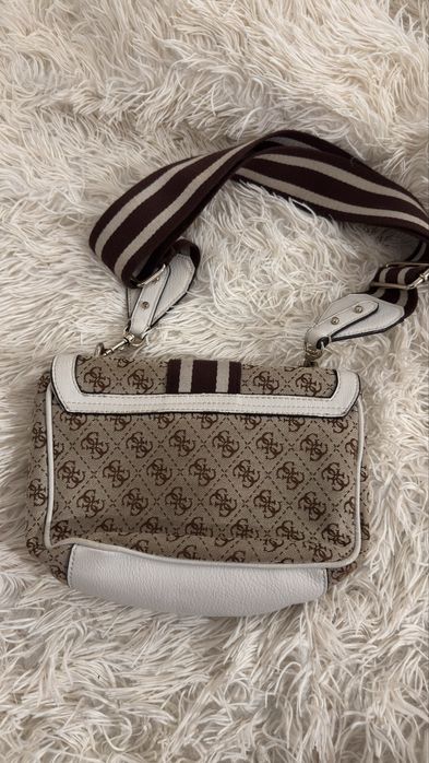 Дамска чанта Guess