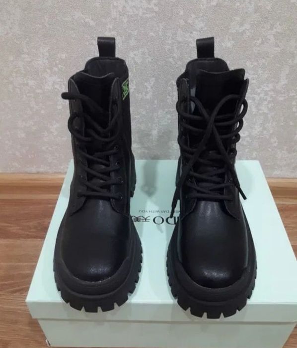 Новые кожаные ботинки на девочку