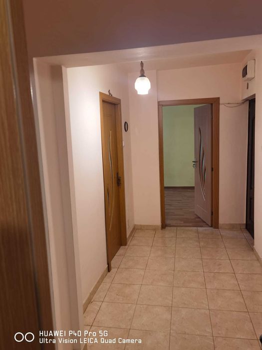 Vand urgent apartament cu centrala pe gaz, decomandat, parter, zona Spitalul Judetean.