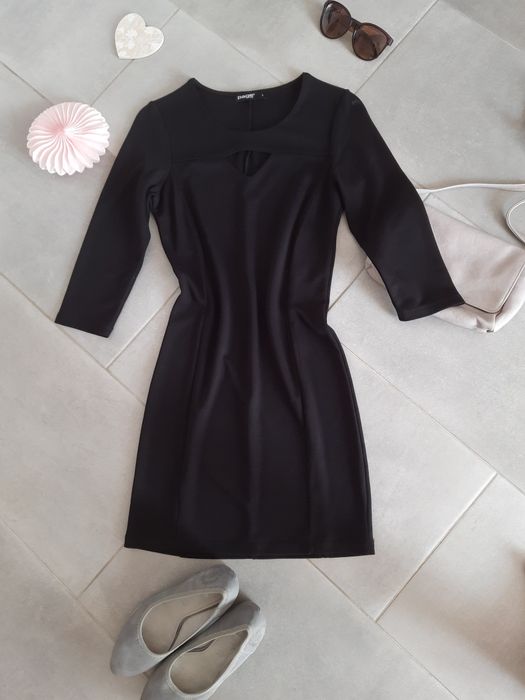 Rochie neagra mulata cu un mic decolteu decupat