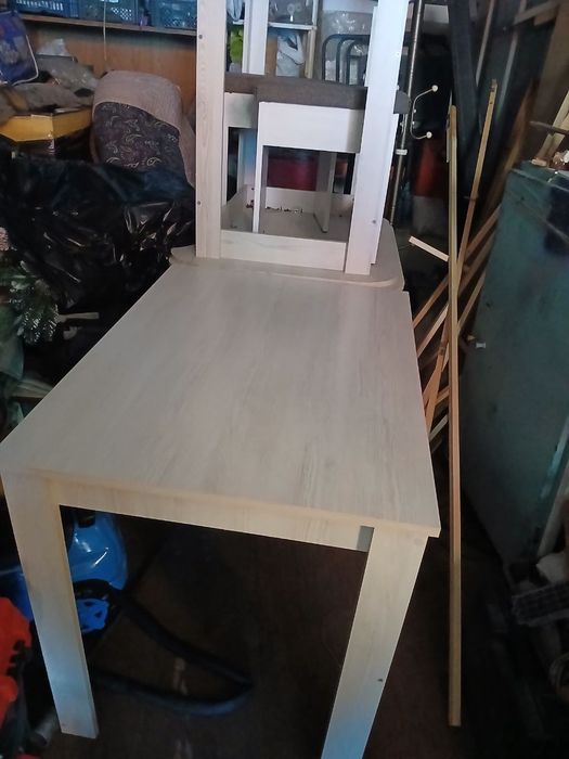 Продаются 3 стола с табуретками. Два стола полукруглые,один прям