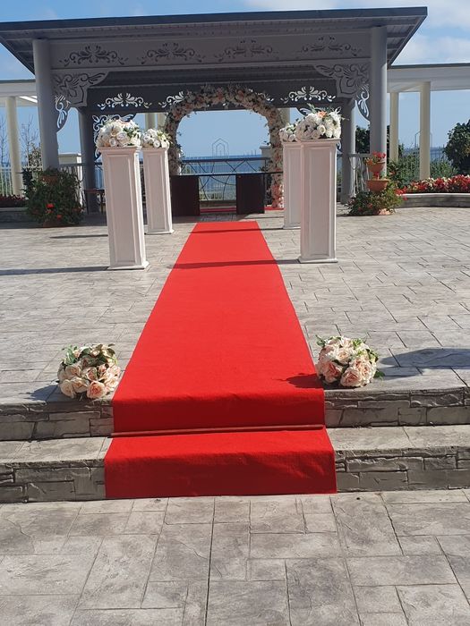 Arcada/coloane ,Aranjamente florale/covor rosu/ porumbei corturi,mese