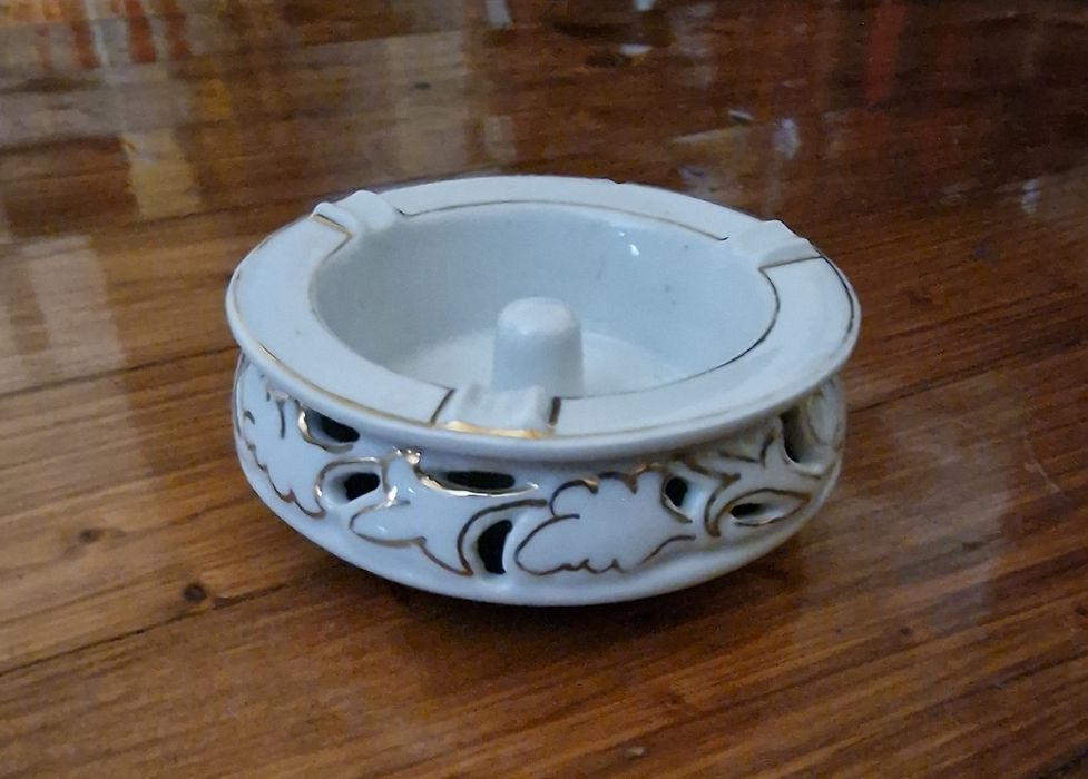 Scrumiera veche din portelan