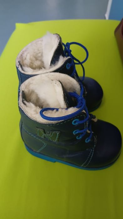 Продам зимный детский обувь  .