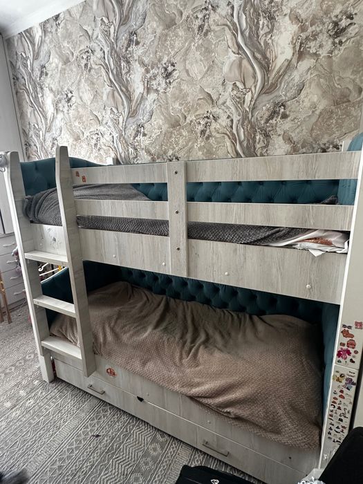 Продам двухярусную кровать.