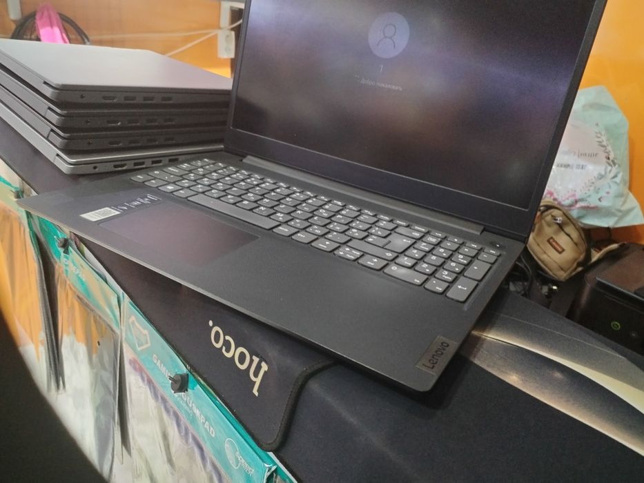 Noutbuklar sotiladi Lenovo
