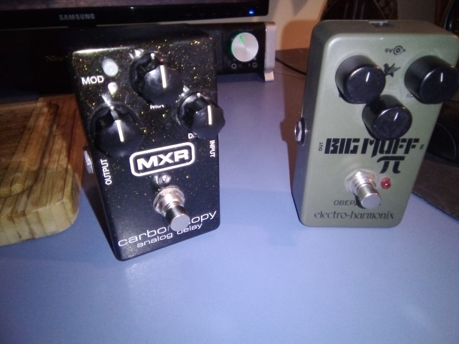 Pedal delay și pedala fuzz