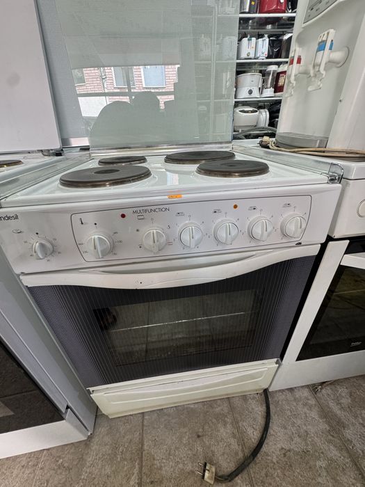 Готварска  печка обикновени котлони HOTPOINT ARISTON