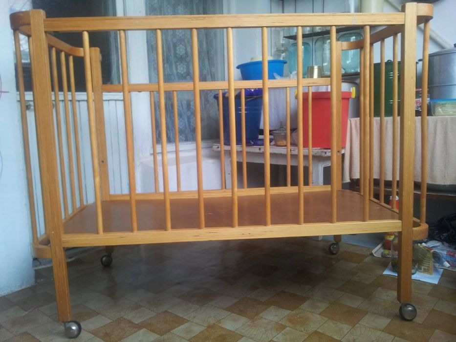 Детская деревянная кровать.