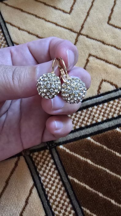 Новые сережки, не чернеют.