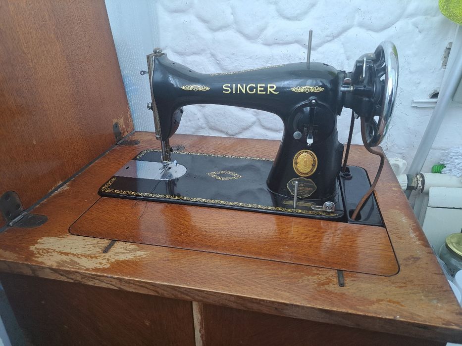 Vând mașină de cusut Singer