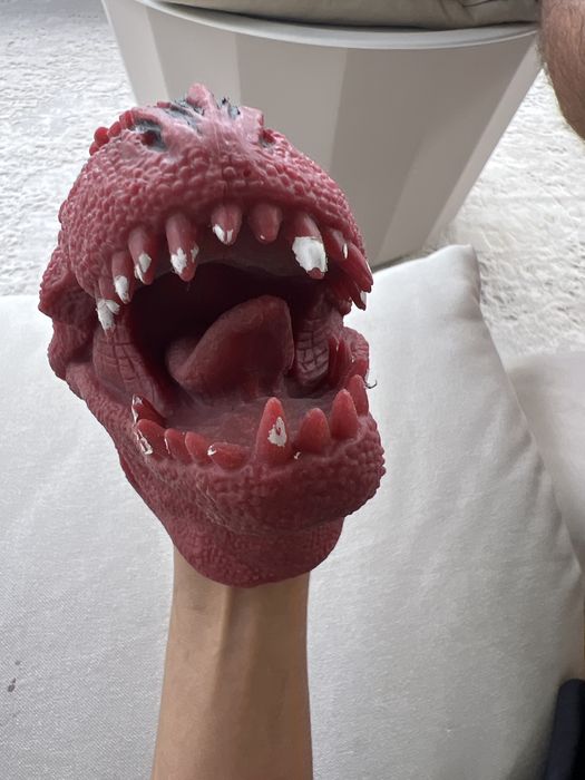 Manusa dinozaur de cauciuc